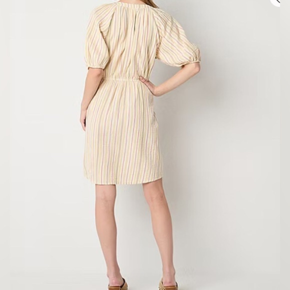 a.n.a Short Sleeve Popover Dress Bust:42”-44”
Length: 37.5 Inches - Picture 5 of 7
